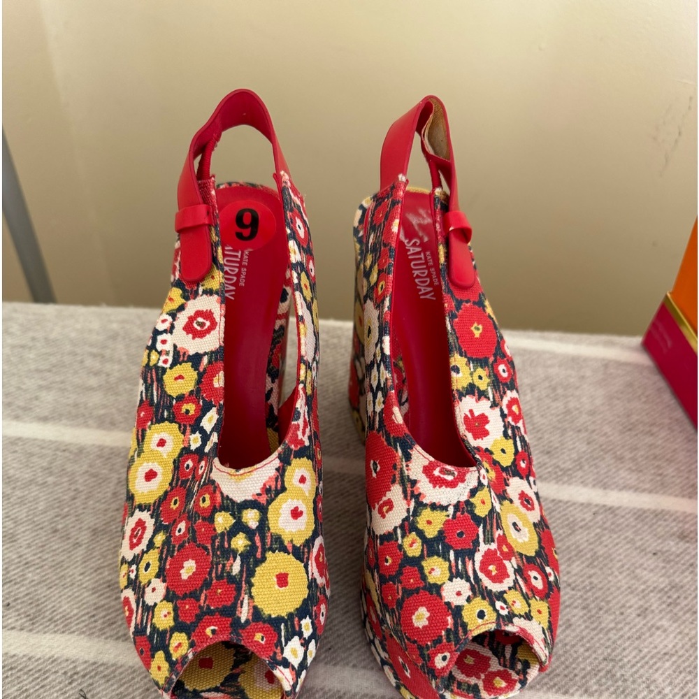 Kate Spade wedges Flowers on canvas